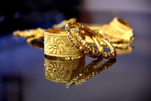 Valutazione oro Milano: esperto che esamina gioielli d'oro