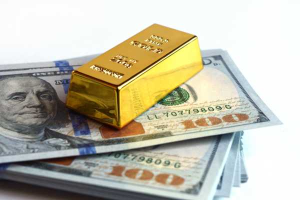 Valutazione oro usato Milano: esperto che esamina un anello d'oro